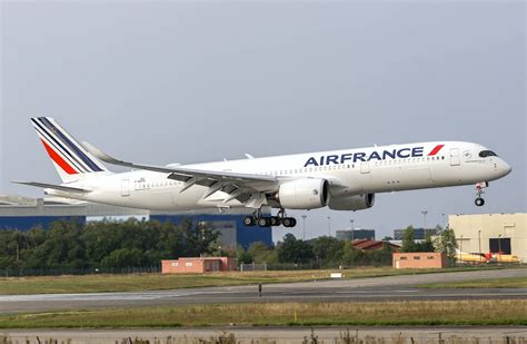 Le 1er Airbus A350-900 Air France effectue son premier vol | AAF ...