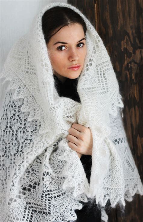 Knitted shawl from the city of Orenburg, Russia | Сирень, Красота, Женщина