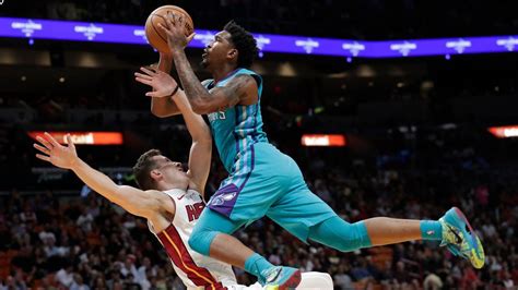 Cody Zeller injured in Charlotte Hornets loss to Miami Heat | Charlotte Observer