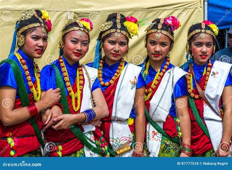 Ballerini Nepalesi in Abbigliamento Nepalese Tradizionale Fotografia Stock Editoriale - Immagine ...