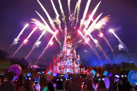 VIDEO: 'Momentous' Nighttime Spectacular Debuts at Hong Kong Disneyland - WDW News Today