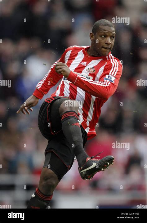 TITUS BRAMBLE SUNDERLAND FC STADIUM OF LIGHT SUNDERLAND ENGLAND 02 ...