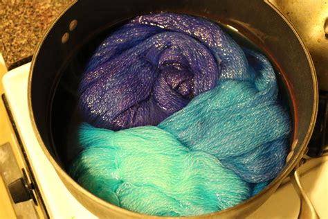 Dip Dyeing Yarn in Wilton's Violet Food Coloring — All Natural Dyeing