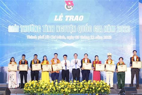 Ca sĩ Đen Vâu nhận Giải thưởng Tình nguyện quốc gia năm 2023 - Báo Phụ Nữ