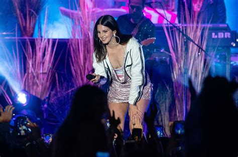 Watch Lana Del Rey's First Live Performance of Sublime's 'Doin' Time' | Billboard