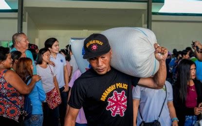 12K village workers get sack of rice from Sorsogon prov'l gov't ...