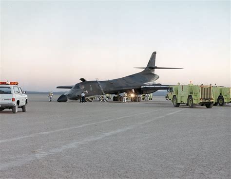 THAT TIME A B-1B LANCER BOMBER PERFORMED A CRASH LANDING ON ROGERS DRY ...