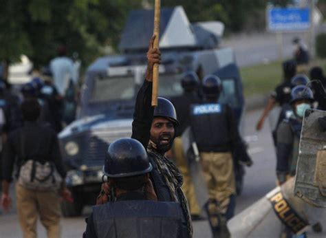 In Pictures: Pakistani protesters clash with police - The Globe and Mail