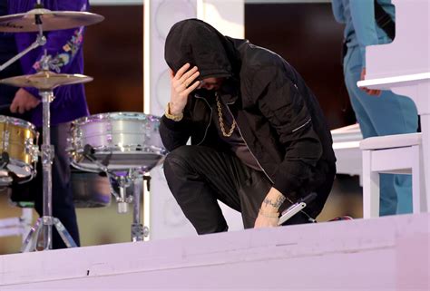 Eminem takes a knee during epic Super Bowl halftime show starring Dre ...