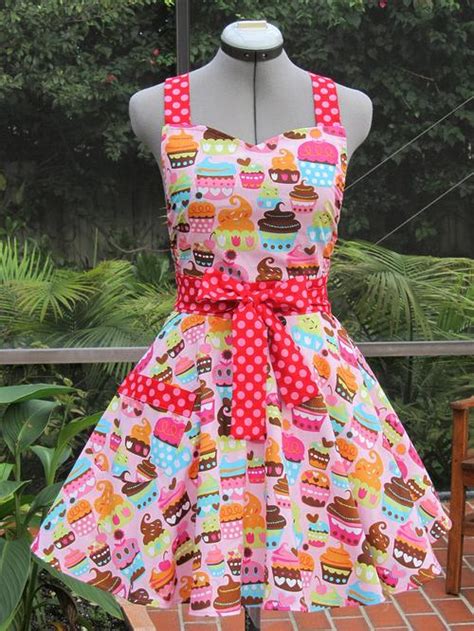 Foodista | The Vintage Cupcake Apron Will Transport You to the 50s