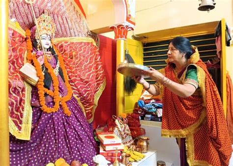 Pilibhit News:मंदिरों और घरों में की गई मां कात्यायनी की पूजा - Mother Katyayani Worshiped In ...