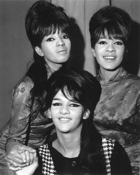 30 Fascinating Vintage Photographs of The Ronettes in the 1960s ...