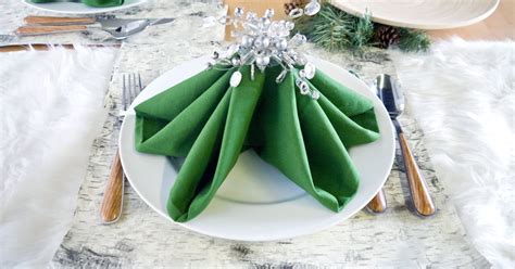 Beautiful Napkin Decor for your Holiday Table - Crafts a la mode