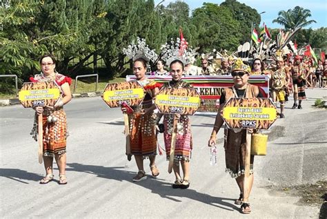 Hundreds wearing striking, colourful traditional costumes hit the Sri ...