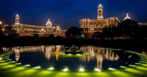 Top 8 Places To visit in Delhi at Night | Best Night Out Places in Delhi