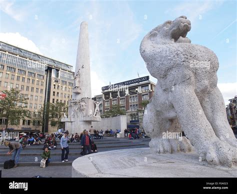 Tourists at National Monument in front of Grand Hotel Krasnapolsky ...