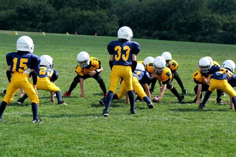 Top 10 Youth Football Helmets Reviewed In 2021 - EliteGearReviews