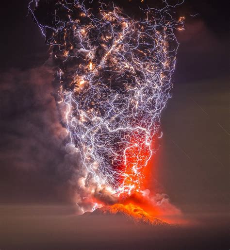 🔥 Lightning engulfing a volcanic eruption causing the phenomenon known as a dirty thunderstorm ...