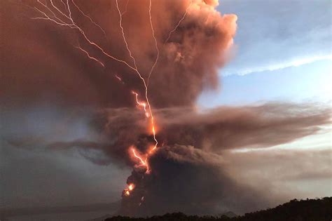 Ash fall and earthquake accompany Taal Volcano eruption | ABS-CBN News