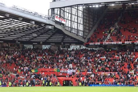 Thousands of Man Utd fans perform sit in protest against the Glazers at ...