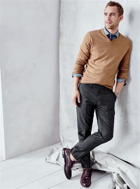 Men’s guide to buying the perfect V neck sweater with ease! Sweater Outfits Men, Mens Fashion ...