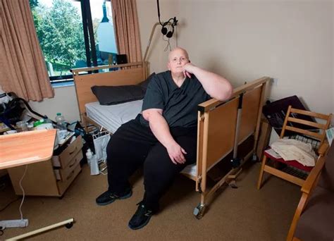 World's fattest man begs NHS to save his life with £100k weight loss ...