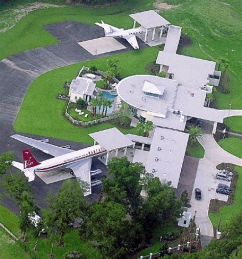 Captn Mortgage: John Travolta's airplane and garage