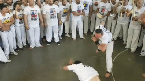 Capoeira Voador GIF - Capoeira Voador Nago - Discover & Share GIFs ...