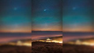 Optical illusion gives rare green comet an 'anti-tail' | Space