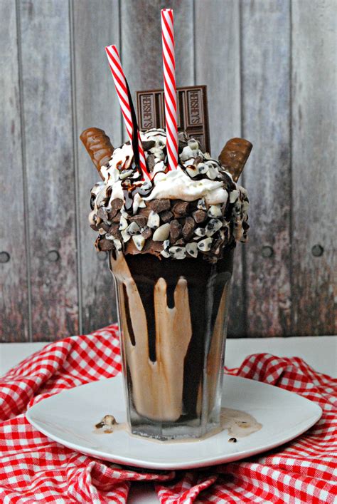 Freakshakes: Hershey's Chocolate Bar Extreme Milkshake | Chocolate bar milkshake recipes ...