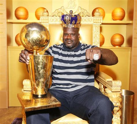 Shaq Holding The Larry O'Brien NBA Championship Trophy On A Throne : r ...