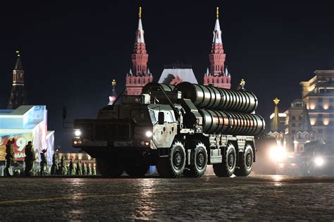 Putin Offers to Sell Saudis S-400 Missiles to Bolster Defenses - Bloomberg