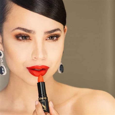 10 Styles of Celebrities in Red Lipstick, Attractive Looks - Gluwee