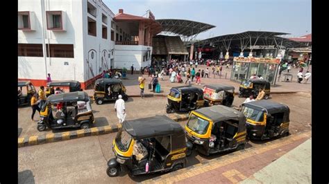 Illegally parked autos create traffic congestion at Pune railway ...