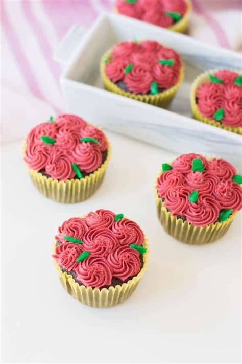 Red Rose Cupcakes | TheBestDessertRecipes.com