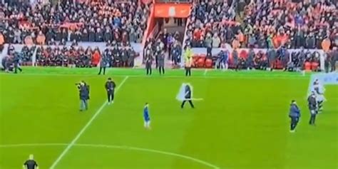 Chelsea players embarrassingly leave mascot alone as YNWA deafens