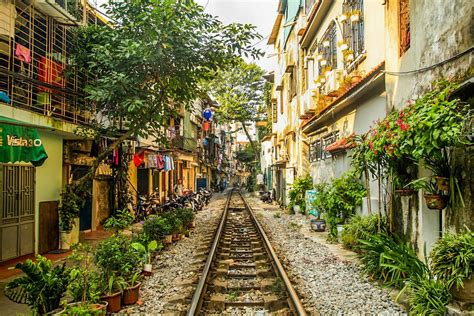 Hanoi Train Street - A Quick Guide - Green Eyed Traveller