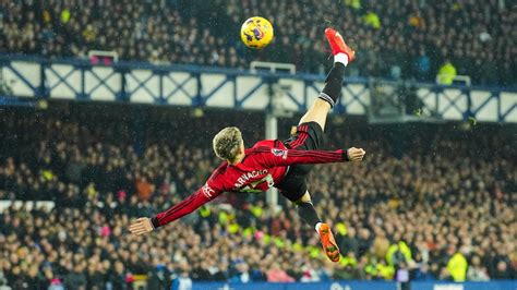 Manchester United's Alejandro Garnacho scores stunning bicycle kick ...