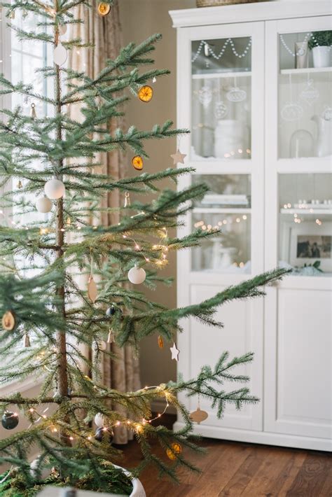 How to Decorate a Sparse Christmas Tree - The Ginger Home