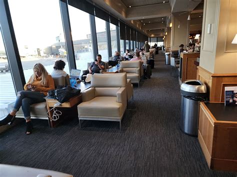 SFO: United Airlines United Club Lounge San Francisco reviews | Loungeindex | Video