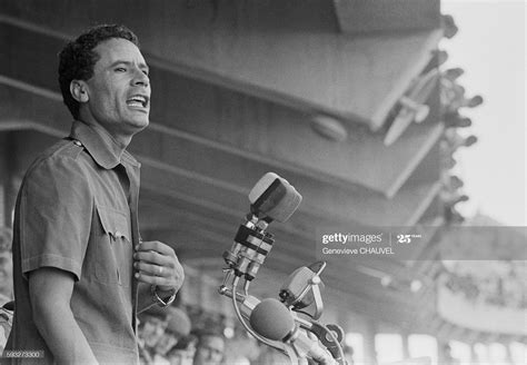 News Photo : Muammar al-Gaddafi gives a speech to... | Muammar gaddafi ...