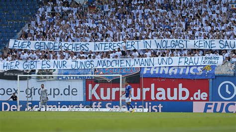 Fans von Hansa Rostock provozieren mit Hass-Bannern: Homophob ...