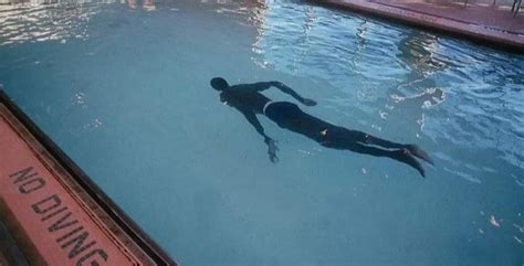 Former NBA player Manute Bol height 7’7 swimming in a pool in first pic (1987) : r/Nbamemes