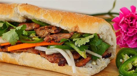 TRADITIONAL Vietnamese Grilled Pork Sandwich (Bánh Mì Thịt Nướng ...