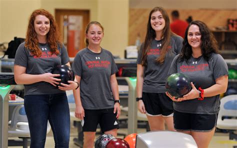 Women’s Bowling | Campus Life | Central College