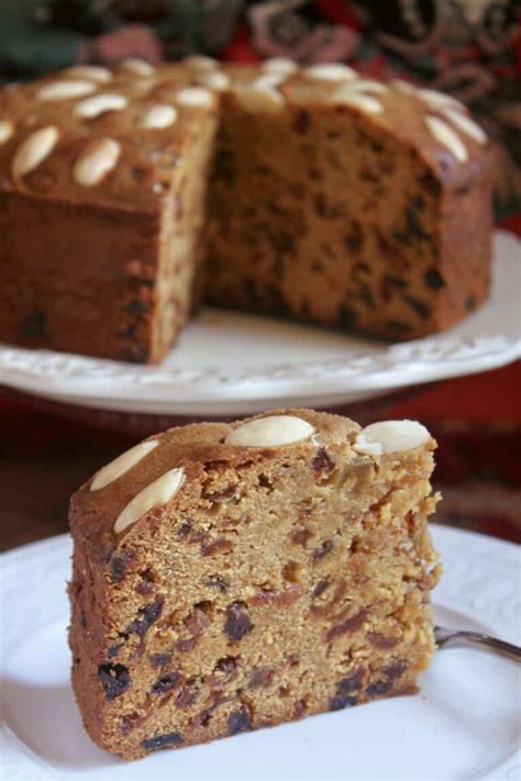 Dundee Cake (Scottish Cake with Almonds on Top) - Christina's Cucina