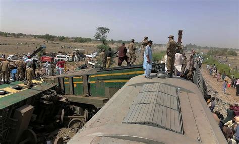 At least 30 killed in Pakistan train crash | MalaysiaNow