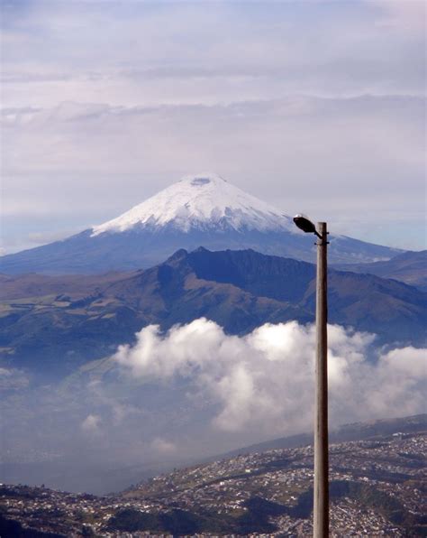 Quito a sopka Pichincha - Výprava za tropickými sněžníky in 2020 | Quito, Volcano, Landmarks