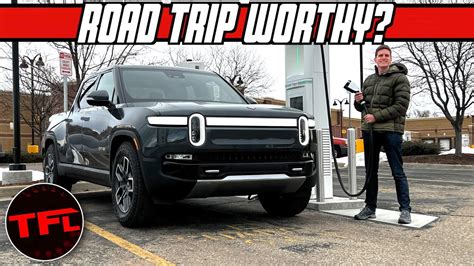 Video: How Quickly Does The Rivian R1T Charge Up? - The Fast Lane Truck