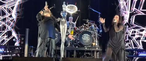 Watch Evanescence's Amy Lee Join Korn Onstage For "Freak On A Leash" In ...